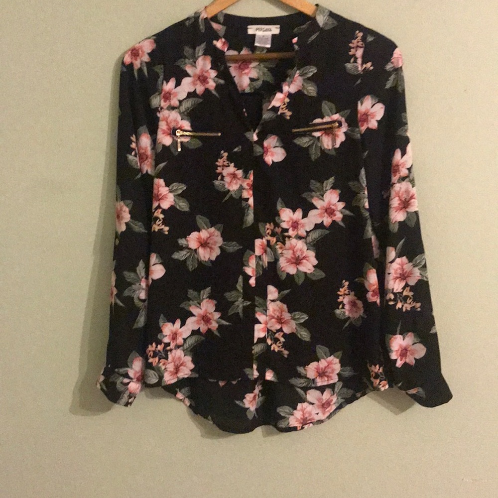 Cute and comfortable floral top.